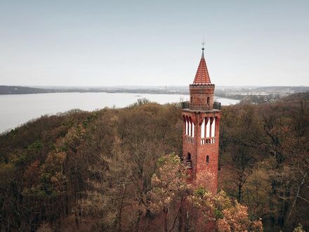 Aussichtsturm auf Behm’s Höhe (1905) am Tollensesee mit der Stadt Neubrandenburg am Horizont, 2019. Foto: neueins Regionalfernsehen