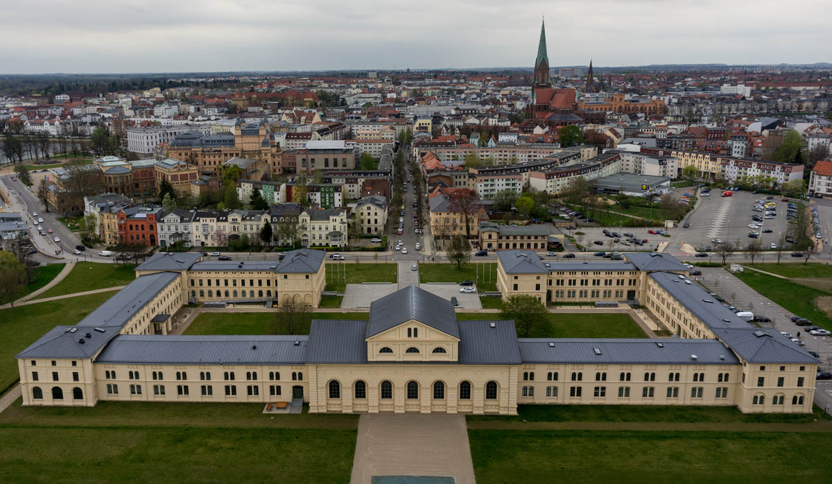 Luftbild: Der  Marstall von der Ostseite fotografiert mit der Schweriner Altstadt im Hintergrund