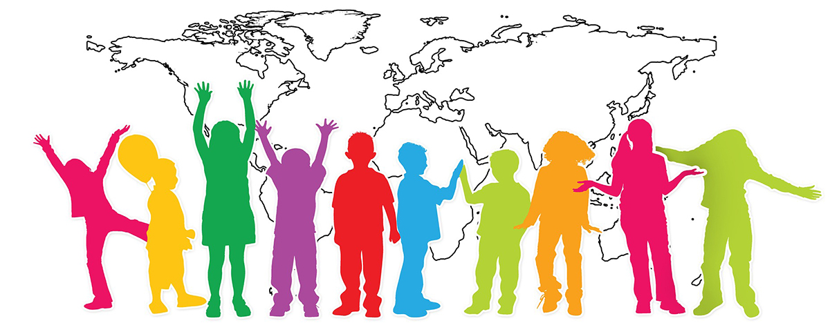 Eine Reihe von Kinderm steht vor einer Weltkarte, Foto: pixabay.com