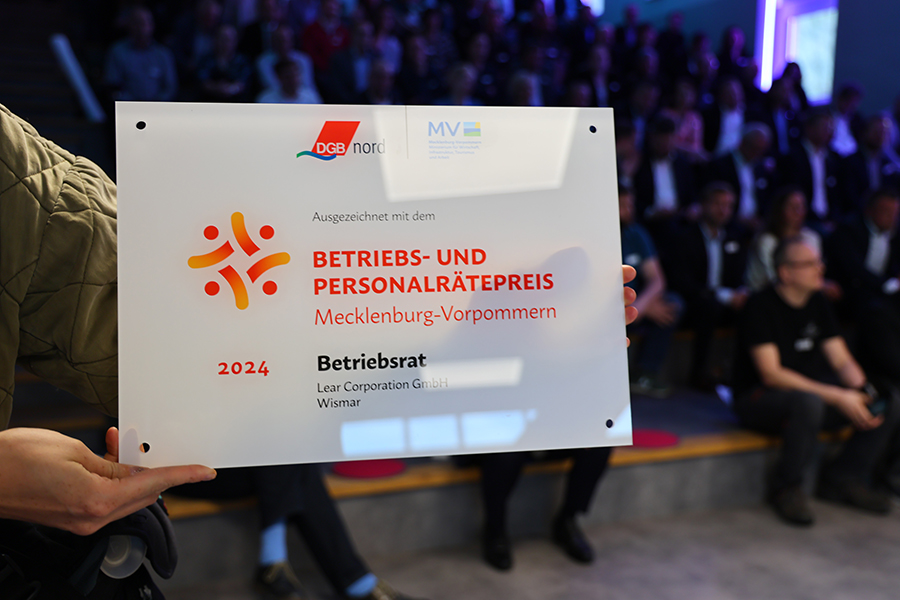 Schild zur Auszeichnung mit dem Betriebs- und Personalrätepreis Mecklenburg-Vorpommern 2024