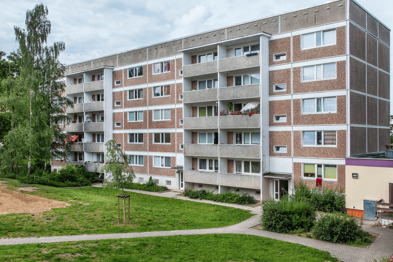 Der Prototyp für die Wohnungsbauserie 70, kurz WBS 70, steht in der Oststadt, Koszaliner Straße 1-7. Erbaut 1972/73, sollten in der DDR 640.000 Wohnungen des Typs folgen. © Bötefür Der Prototyp für die Wohnungsbauserie 70, kurz WBS 70, steht in der Oststadt, Koszaliner Straße 1-7. Erbaut 1972/73, sollten in der DDR 640.000 Wohnungen des Typs folgen.