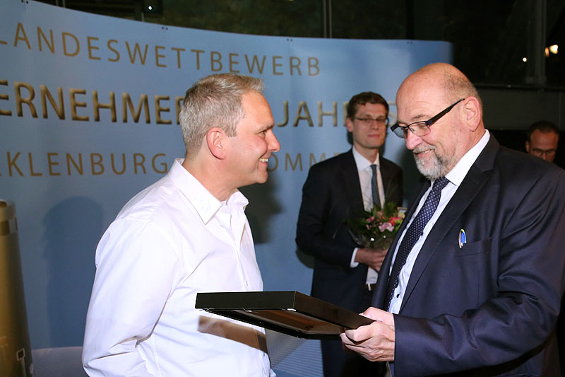 Wirtschaftsminister Harry Glawe (re) beglückwünscht den Finalisten Johann-Gottfried Schmidt von Historische Tasteninstrumente J.G.Schmidt 