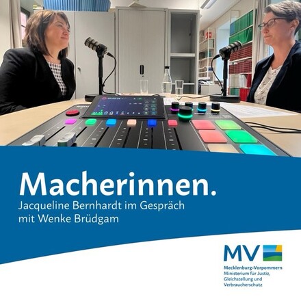 Gleichstellungsministerin Jacqueline Bernhardt bei der Podcast-Aufnahme mit Wenke Brüdgam.