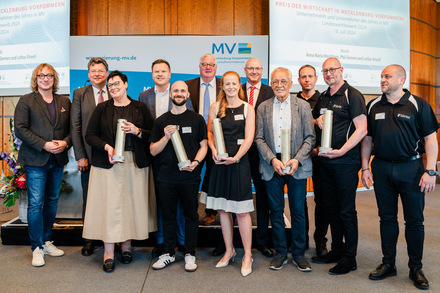 Alle Preisträger gemeinsam mit Wirtschaftsminister Reinhard Meyer (2.v.l.) ©_Birgit Döring