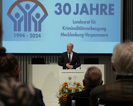 Innenminister Christian Pegel beim Festakt zum 30. Jubiläum des Landesrates für Kriminalitätsvorbeugung.