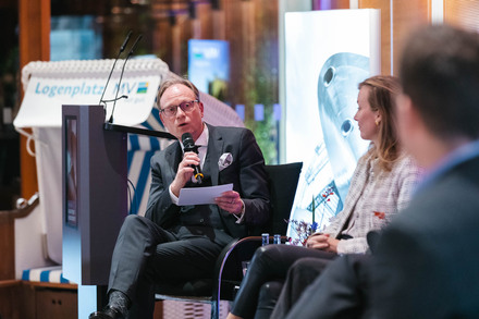 Staatssekretär Jochen Schulte in der Diskussion auf der Veranstaltung "Maritime Horizonte" in der Landesvertretung MV. Fotos: Landesvertretung MV