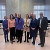 Bundestagspräsidentin Bärbel Bas (3.v.l.) Landtagspräsidentin Birgit Hesse (links), Landesverfassungsgerichtspräsidentin Monika Köster-Flachsmeyer (3.v.r.), Ministerpräsidentin Manuela Schwesig (2.v.r.), Justizministerin Jacqueline Bernhardt 2.v.l.), der ehemalige Landtagsvizepräsident Andreas Bluhm (rechts) sowie Michael Noetzel, MdL und Dirk Bruhn, MdL (hinten).