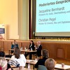 Justizministerin Bernhardt (Mitte) und Innenminister Pegel auf der Podiumsdiskussion. @JM