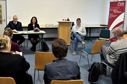 Justizministerin Jacqueline Bernhardt spricht mit Berufsbetreuerinnen und Berufsbetreuern in Neustadt-Glewe. @JM