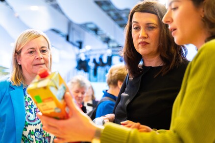 Verbraucherschutzministerin Jacqueline Bernhardt (Mitte) und die Vorständin der Verbraucherzentrale MV Wiebke Cornelius auf der Grünen Woche in Berlin. Foto: Verbraucherzentrale Berlin e.V.