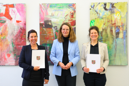 Frau Prof. Dr. rer. pol. Lisa Yashodhara Haller (links) und Frau Prof. Dr. med. Marie-Louise Lehmann (rechts) bekamen ihre Ernennungsurkunden von Wissenschaftsministerin Bettina Martin überreicht. ©WKMMV/S.Scholz