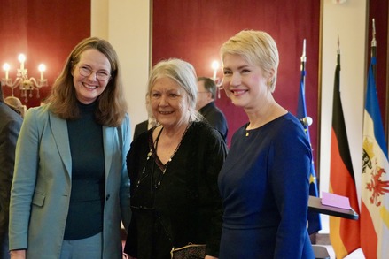 v. l. n. r. Kulturministerin Bettina Martin, Preisträgerin Helga Schubert des Landeskulturpreises 2024 und Ministerpräsidentin Manuela Schwesig, Foto: StK MV