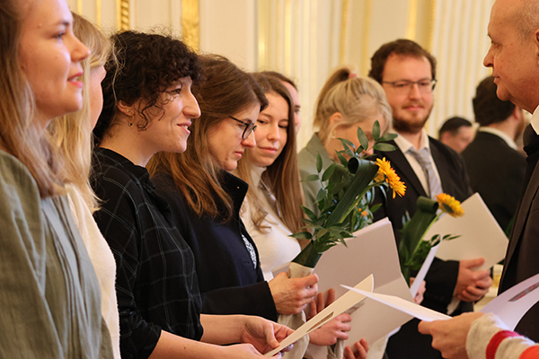 Referendarinnen und Referendare erhalten ihre Zuegnisse, Foto: BM