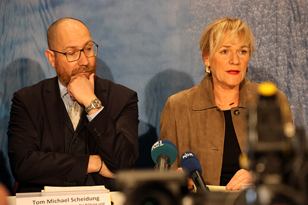 Bildungsministerin Simone Oldenburg und Staatssekretär Tom Michael Scheidung auf der LPK, Foto: Claudia Gerloff