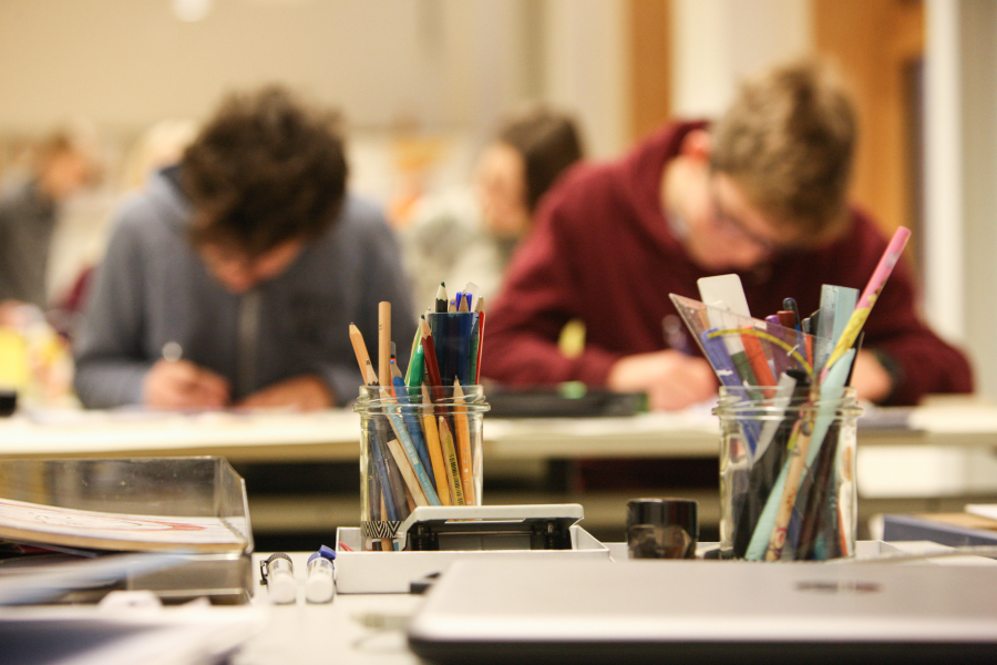 Zwei Schüler des Gymnasiums Reutershagen in Rostock sitzen im Unterricht an einem Tisch und schreiben in ihren Heften. Foto: Silke Winkler