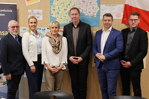 Teilnehmer des Pressegesprächs in die Europäische Gesamtschule Insel Usedom v.l.n.r.: Jürgen Räsch, Schulleiter, Dr. Laura Isabelle Marisken, Bürgermeisterin, Simone Oldenburg, Bildungsministerin, Heiko Miraß, Parlamentarischer Staatssekretär für Vorpommern und das östliche Mecklenburg, Michael Sack, Landrat Vorpommern Greifswald, Falko Beitz, Landtagsabgeordneter