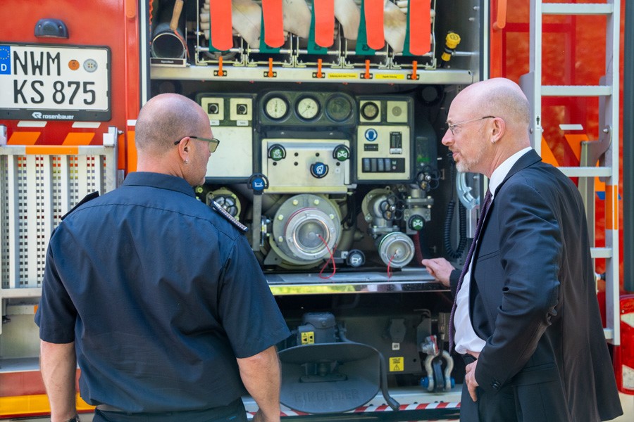 Erste Inspektion: Innenminister Christian Pegel begutachtet mit einem Kameraden der Feuerwehr Selmsdorf das neue Löschfahrzeug.