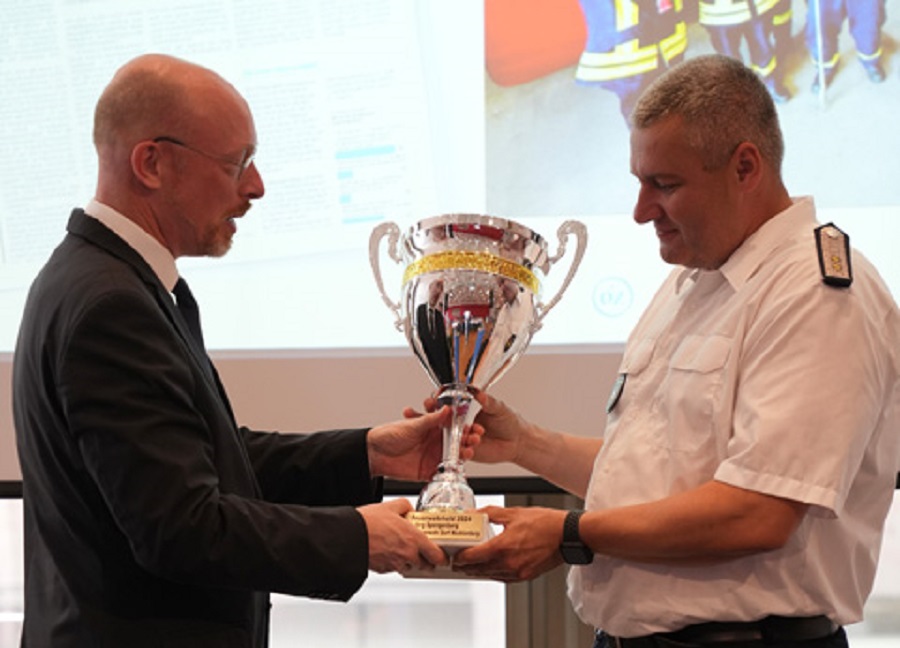 Minister Christian Pegel überreicht Jörg Spangenberg aus Dorf Mecklenburg den Pokal für den Feuerwehrhelden des Jahres.