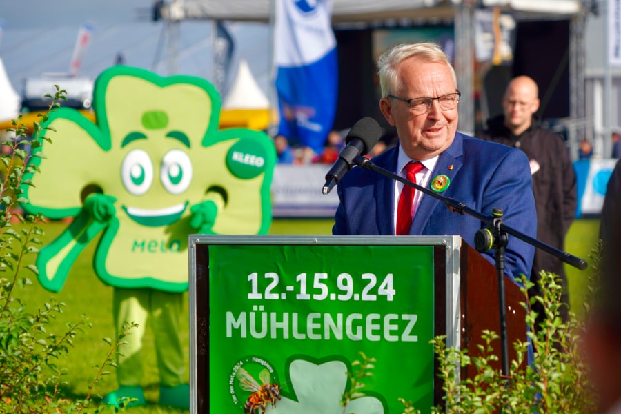 Minister Till Backhaus an einem Pult mit Mikrofon bei der Eröffnung der MeLa 2024. Foto: LM