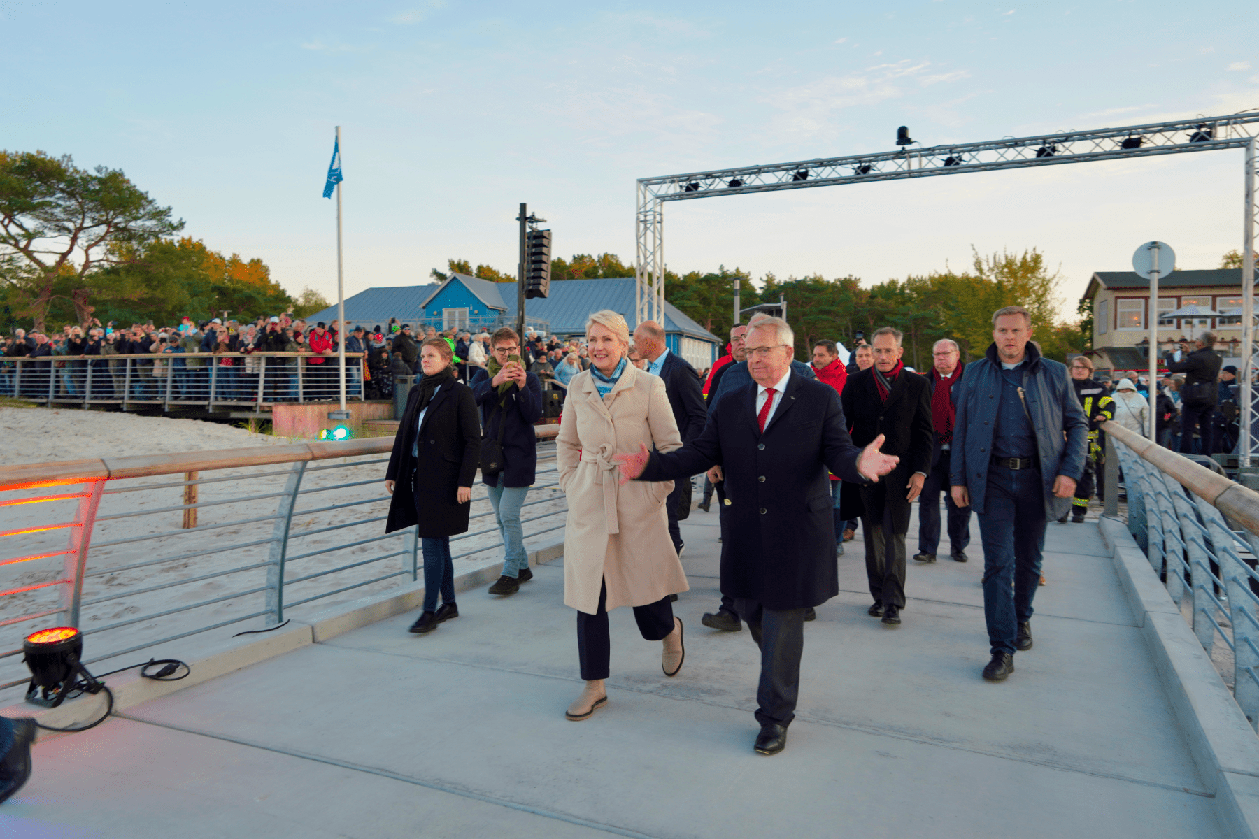 Ministerpräsidentin Manuela Schwesig und Dr. Till Backhaus bei der Eröffnung der Seebrücke. Foto: LM