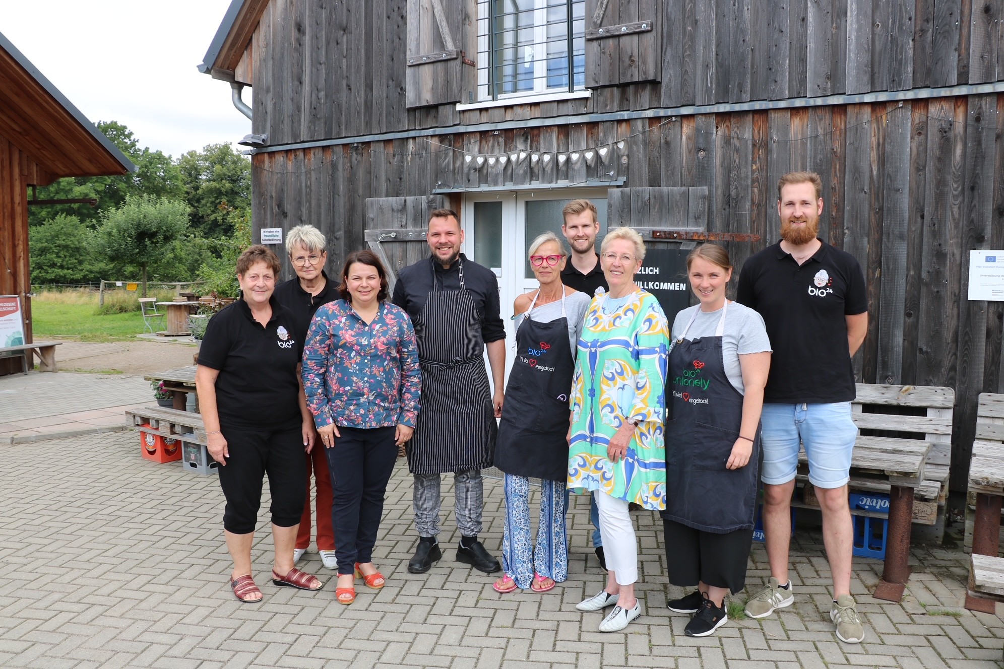 Gruppenfoto der Gründer und Freiwilligen mit Ministerin Drese