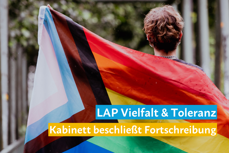 Symbolbild: Mensch ist von hinten zu sehen und hält eine Regenbogenflagge