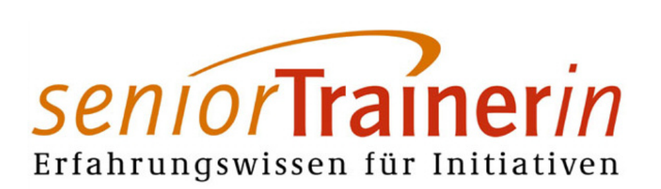 Logo der SeniorTrainer: der Schriftzug Senior ist klein, kursiv und orange geschrieben, Trainerin ist groß geschrieben, die Endung -in kursiv. Darunter steht in schwarz: Erfahrungswissen für Initiativen