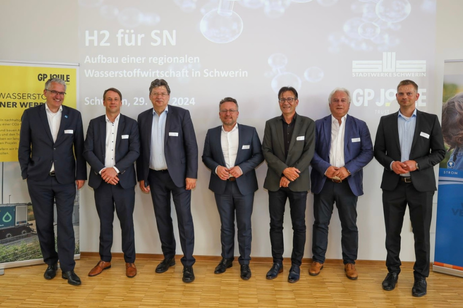 Am 29. Mai haben die Stadtwerke Schwerin und die GP Joule Hydrogen GmbH im Beisein von Wirtschaftsminister Reinhard Meyer das Projekt "H2 für SN" zum Aufbau einer Wasserstoffwirtschaft im Großraum Schwerin vereinbart.