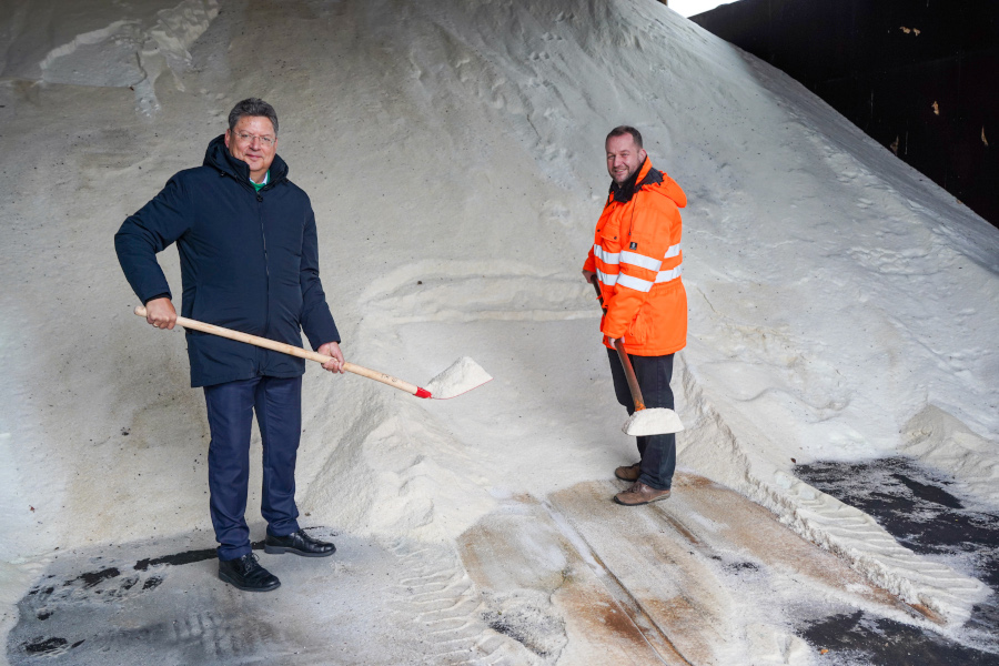 Bei seinem Besuch der Straßenmeisterei Kröpelin hat sich Wirtschafts- und Infrastrukturminister Reinhard Meyer (l.) am 04.11.2024 über den Stand der Vorbereitung des Winterdienstes informiert.