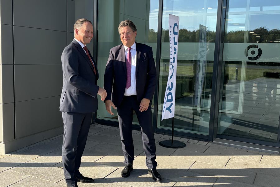 Wirtschaftsminister Reinhard Meyer (r.) im Gespräch mit dem CEO der YpsoMed, Simon Michel, am 17.10.2024 anlässlich der Einweihung der neuen Produktionshalle in Schwerin.