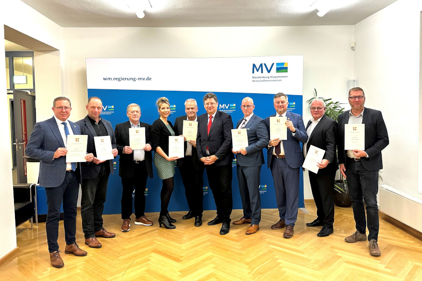 Am 09.12.2024 hat Wirtschaftsminister Reinhard Meyer die Orte Altenkirchen, Demmin und Parchim als neue Tourismusorte in MV ausgezeichnet. Die Bürgermeister der Gemeinden Basedow, Ivenack, Neukalen, Malchin, Stavenhagen und Teterow haben die Anerkennung als neue „Tourismusregion Mecklenburgische Schweiz“ erhalten. 