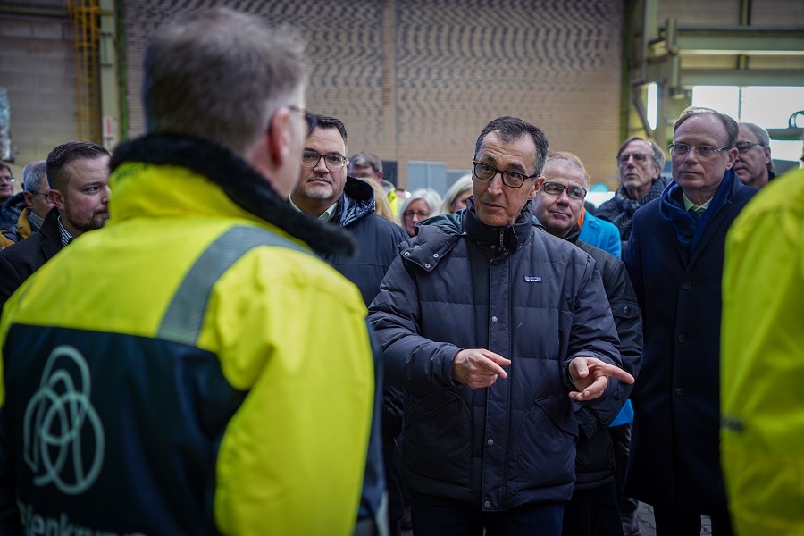 Am 18.02.2025 besuchte Staatssekretär Jochen Schulte gemeinsam mit Wissenschaftsminister Cem Özdemir die TKMS Werf in Wismar um sich über den anstehenden Bau des Forschungsschiffes "Polarstern II" zu informieren. Foto: WM