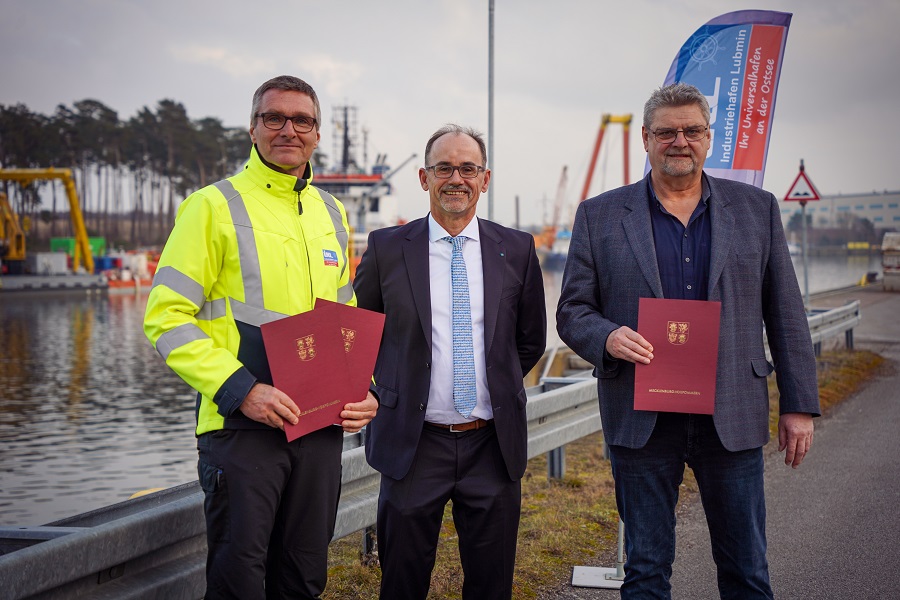 Am 25.02.2025 übergab Wirtschafsminister Dr. Wolfgang Blank zwei Fördermittelbescheide für den Hafen Lubmin und die Gemeinde Kröslin. Foto: WM