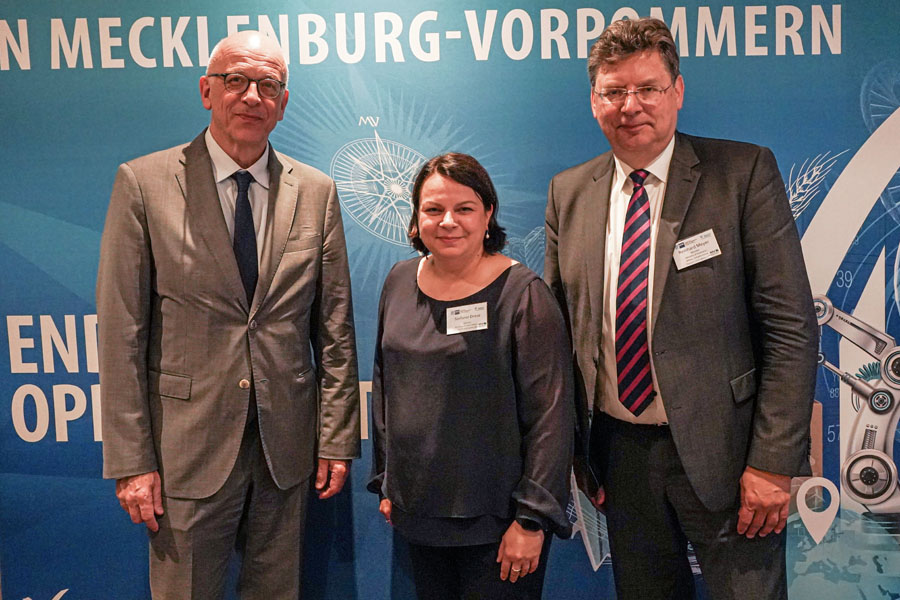 Gesundheitsministerin Stefanie Drese und Reinhard Wirtschaftsminister Meyer mit dem Botschafter der Bundesrepublik Deutschland in Irland, Cord Meier-Klodt.