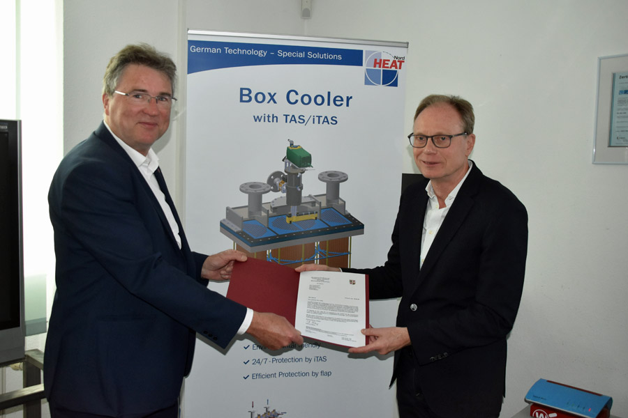 Wirtschaftsstaatssekretär Jochen Schulte (re) hat einen Zuwendungsbescheid an die HEAT Nord GmbH in Stäbelow überreicht.