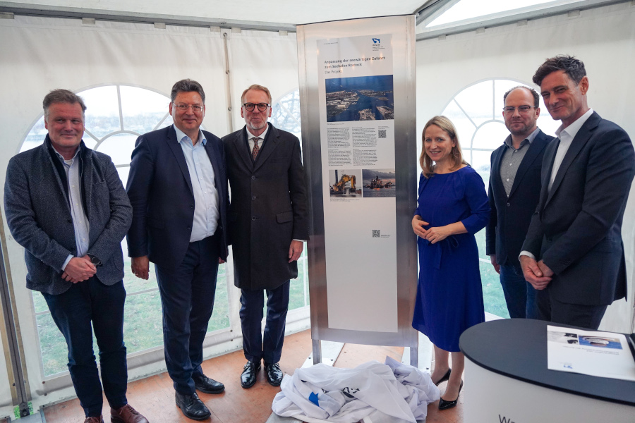 Wirtschaftsminister Reinhard Meyer (2.v.l.) bei der symbolischen Verkehrsfreigabe des Seekanals Rostock am 04.11.2024. Nach der Vertiefung kann der rund 16 Kilometer lange Seekanal jetzt von Schiffen mit einem Tiefgang von bis zu 15 Metern genutzt werden.