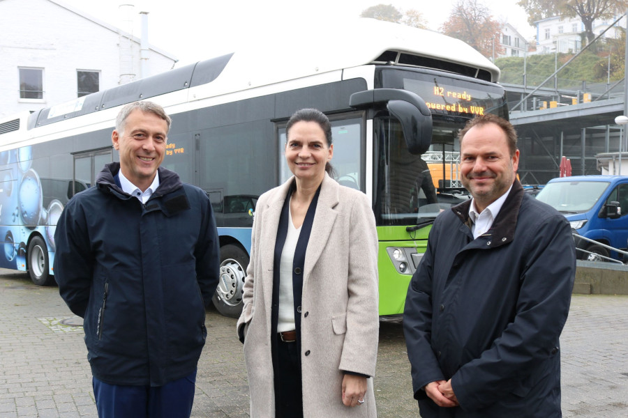 Am 29.10.2024 hat die Verkehrsgesellschaft Vorpommern-Rügen (VVR) gemeinsam mit der Staatssekretärin im Ministerium für Wirtschaft, Infrastruktur, Tourismus und Arbeit MV, Ines Jesse, und dem Landrat von Vorpommern-Rügen, Dr. Stefan Kerth (l.), sowie weiteren Teilnehmenden einer Wasserstoff-Fachtagung in Sassnitz ihren ersten von drei Brennstoffzellen-Bussen präsentiert.