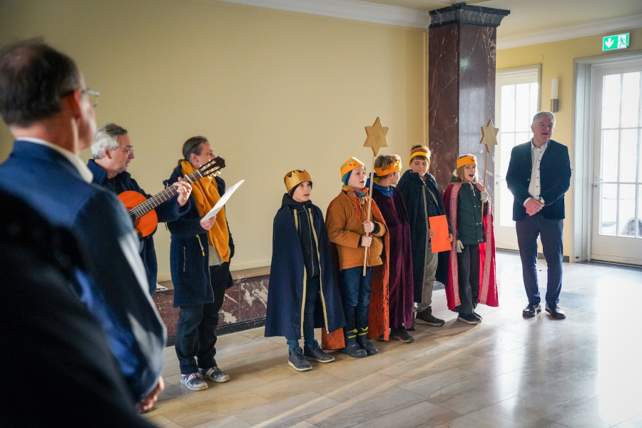 Wirtschaftsminister Wolfgang Blank empfing am 13.01.2025 die Sternsinger, die in diesem Jahr unter dem Motto „Erhebt eure Stimme! Sternsingen für Kinderrechte“ Spenden sammelten. Sie brachten neben dem Segensgruß viel Freude mit ihren Liedern.