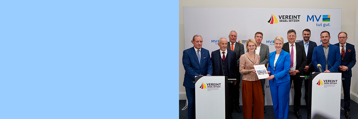 Gruppenbild mit Mitgliedern des Maritimen Zukunftsbeirates in der Staatskanzlei. Ministerpräsidentin Manuela Schwesig und Karina Würtz, Geschäftsführerin der Stiftung Offshore-Windenergie, halten gemeinsam das Konzept hoch.