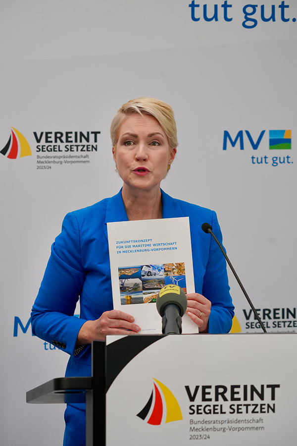 Schwesig am Redepult mit dem Zukunftskonzept für die maritime Wirtschaft