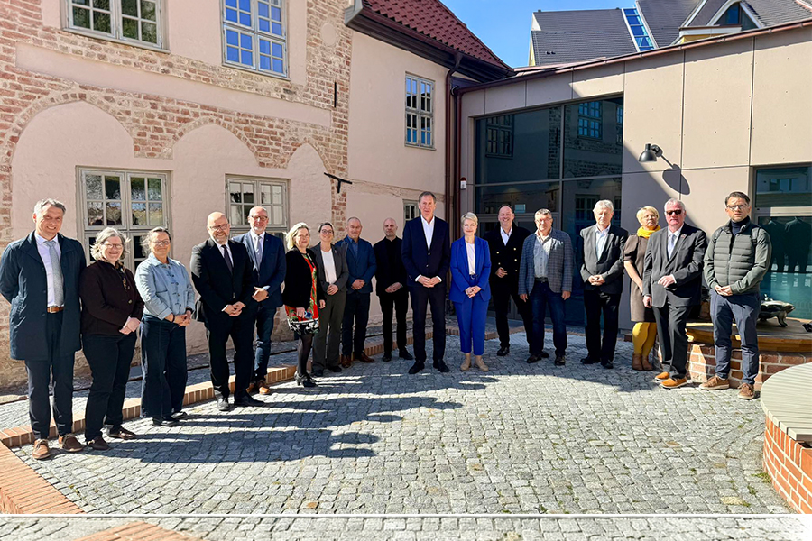 Gruppenfoto des Vorpommern-Rates mit Ministerpräsidentin Manuela Schwesig © StK M-V Gruppenfoto des Vorpommern-Rates mit Ministerpräsidentin Manuela Schwesig