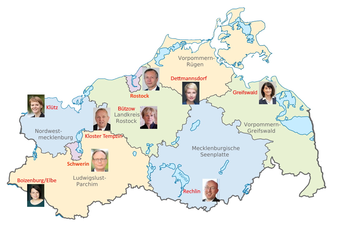 Karte von Mecklenburg-Vorpommern mit den nach Landkreisen und kreisfreien Städten aufgeteilten Veranstaltungsorten der neun Bürgerforen. Die Orte der Bürgerforen sind jeweils in Rot bezeichnet. Daneben sind Portraits der Vertreterinnen und Vertreter der Landesregierung abgebildet.