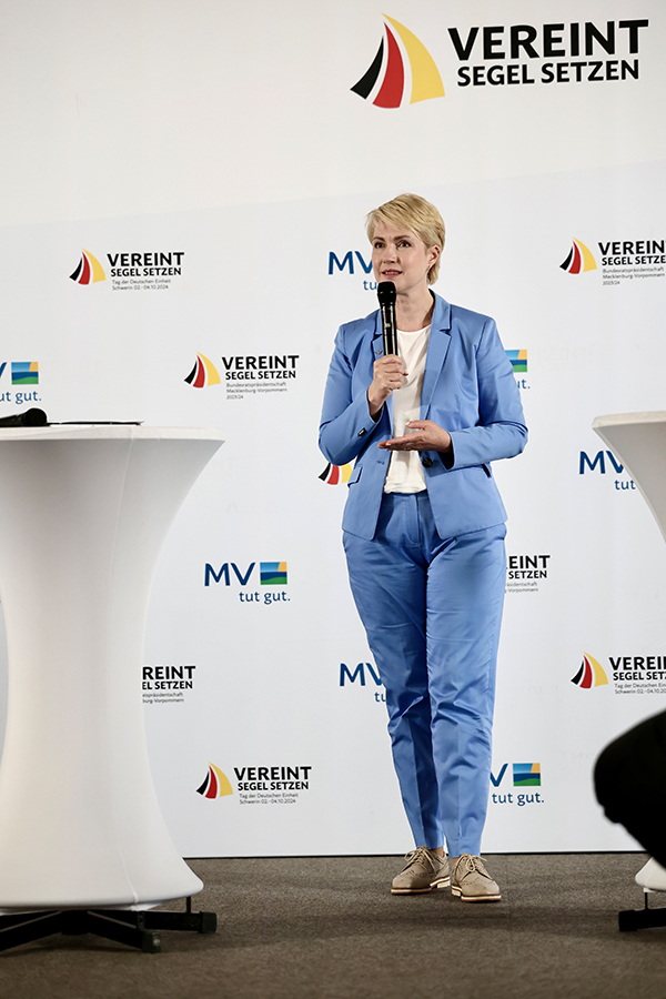 Ministerpräsidentin Manuela Schwesig mit einem Mikrophon in der Hand beim Bürgerforum in Dettmannsdorf im Juli 2024