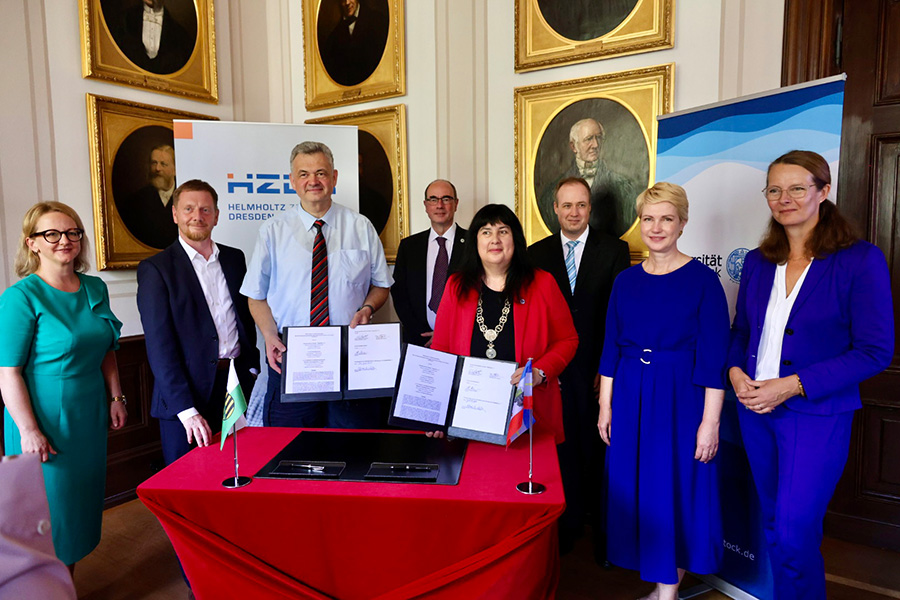 Gruppenbild anlässlich der Unterzeichnung einer Absichtserklärung für ein Gemeinschaftsprojekt der Universität Rostock mit dem Helmholtz-Zentrum Dresden-Rossendorf. Zu sehen sind unter anderem Ministerpräsident Michael Kretschmer, Ministerpräsidentin Manuela Schwesig, Wissenschaftsministerin Bettina Martin, die Rektorin der Universität Rostock Prof. Dr. Elizabeth Prommer sowie der Wissenschaftliche Direktor des Helmholtz-Zentrums Dresden-Rossendorf Prof. Dr. Dr. Sebastian M. Schmidt.