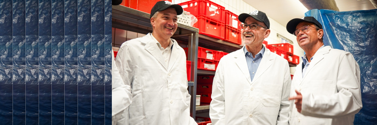 Beim Besuch der Fleischerei Lange haben Wirtschaftsminister Dr. Wolfgang Blank und die Präsidenten der Handwerkskammern Ostmecklenburg-Vorpommern und Schwerin, Axel Hochschild und Uwe Lange, eine erste positive Bilanz der Praktikumsprämie gezogen.