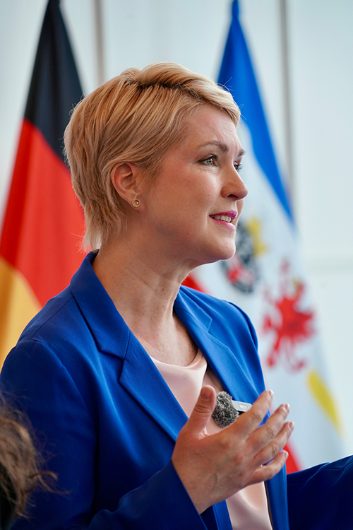 Schwesig auf dem Baltic Sea Business Day 2026 vor der Deutschland- und der MV-Flagge © StK M-V Schwesig auf dem Baltic Sea Business Day 2026 vor der Deutschland- und der MV-Flagge