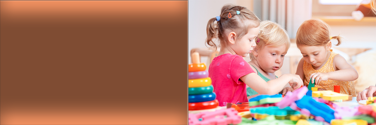 Drei Kinder spielen gemeinsam.