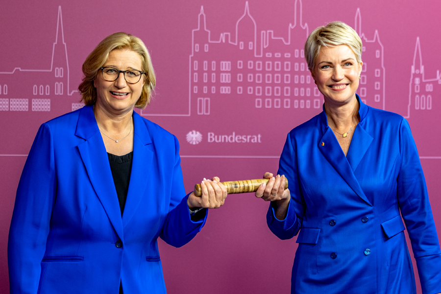 Ministerpräsidentin Manuela Schwesig überreicht Minsterpräsidentin Anke Rehlinger den Staffelstab zur Bundesratspräsidentschaft ab dem 1. November 2024.