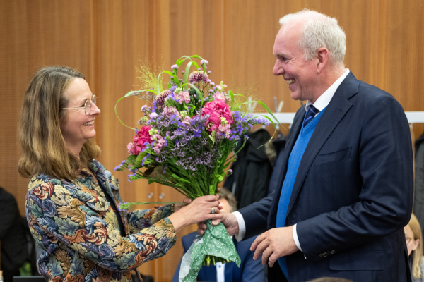 Der aktuelle Vorsitzende der Wissenschafts-MK und Wissenschaftsminister des Saarlandes, Jacob von Weizsäcker, gratuliert Ministerin Martin zur Wahl zur Vorsitzenden 2025. © Marc Hermenau