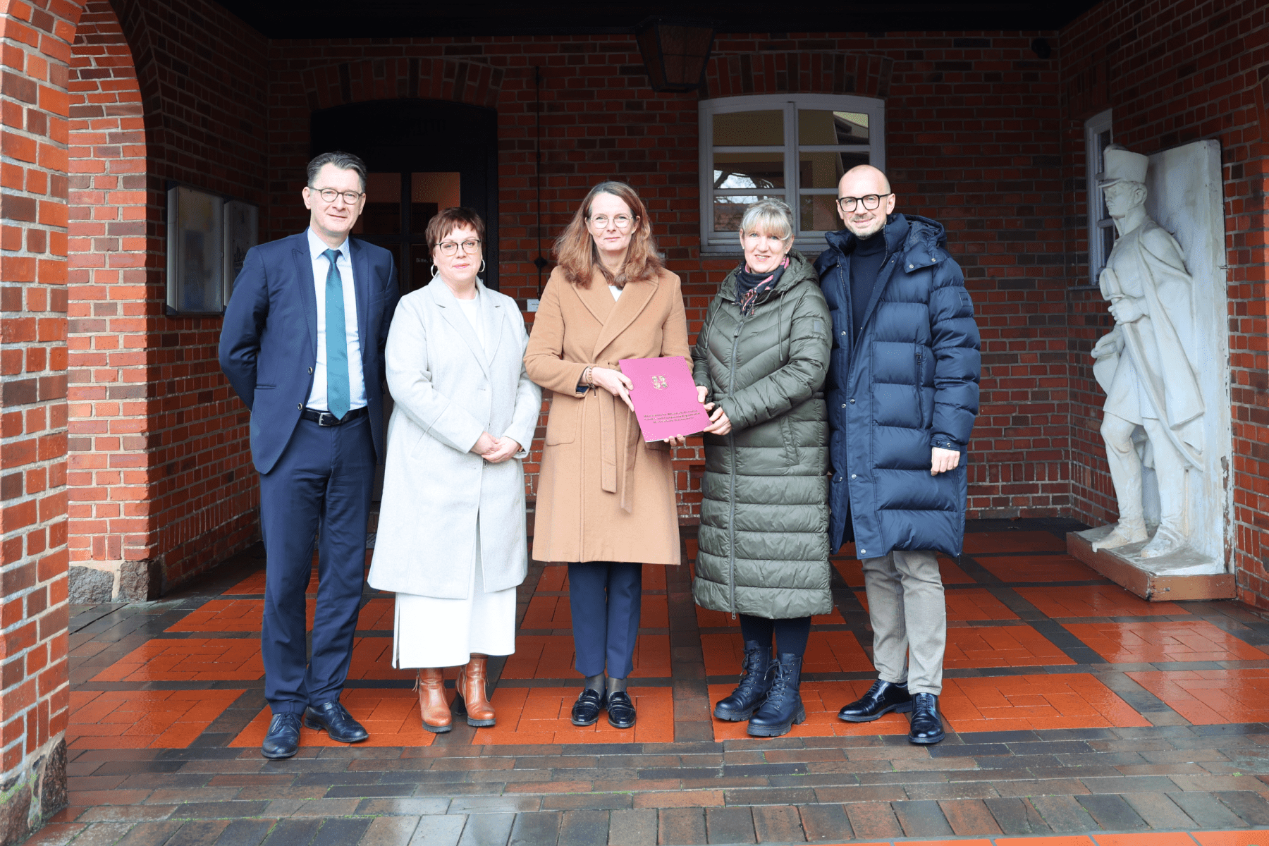 Direktor der Landeszentrale für politische Bildung, Jochen Schmidt, Leiterin der Gedenkstätte, Anja Pinnau, Ministerin Bettina Martin, Bürgermeisterin der Gemeinde Wöbbelin, Viola Tonn und Landrat Stefan Sternberg. © Sabrina Scholz, WKM-MV